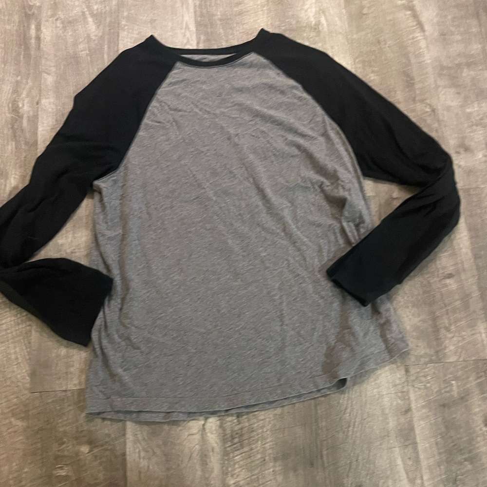 Men’s black and gray Reglan shirt, size extra large